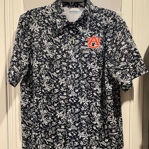Columbia Auburn lightweight button down. Size M.